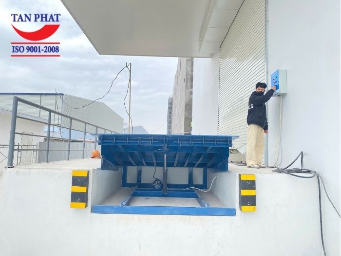 Sàn nâng thủy lực do Tân Phát lắp đặt