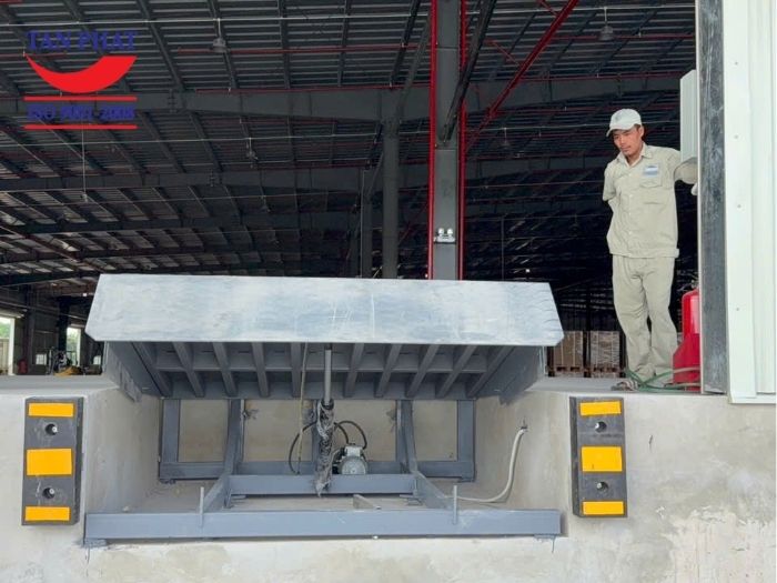 Nhân viên kỹ thuật Tân Phát đang kiểm tra dock leveler