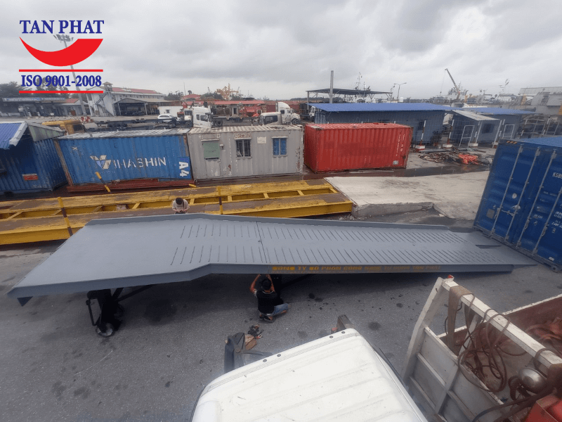 Cầu container 10 tấn được bàn giao tại Hải Phòng với mức giá 102.000.000 VNĐ