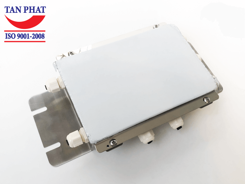 Chất liệu vỏ hộp nối 8 loadcell là inox không gỉ, đảm bảo thời gian sử dụng lâu dài, ổn định. Bên cạnh đó, hộp nối cũng được đóng kín với gói chống ẩm bên trong để bảo vệ bảng mạch khỏi sự tác động của độ ẩm bên ngoài.