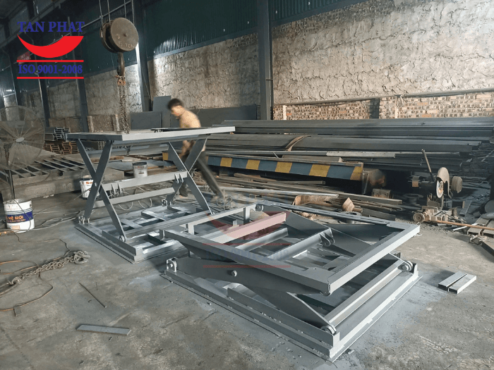 Sản xuất bàn nâng thủy lực tại xưởng của Tân Phát