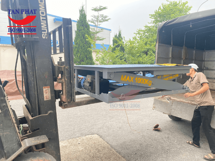 Bàn nâng thủy lực được di chuyển và hạ vào khu vực lắp đặt