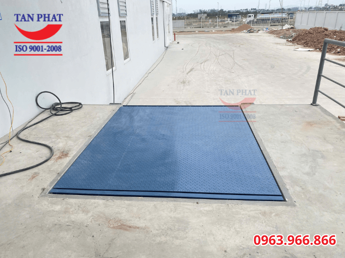 Mặt sàn nâng sử dung tôn nhám, gia tăng khả năng chống trượt