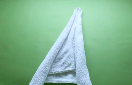 Bước 3 gấp thiên nga bằng khăn phòng tắm