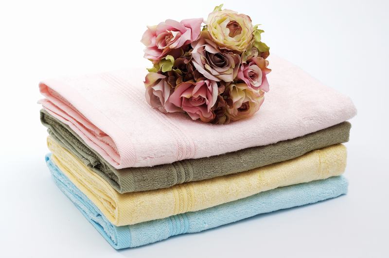 sử dụng khăn tắm khách sạn