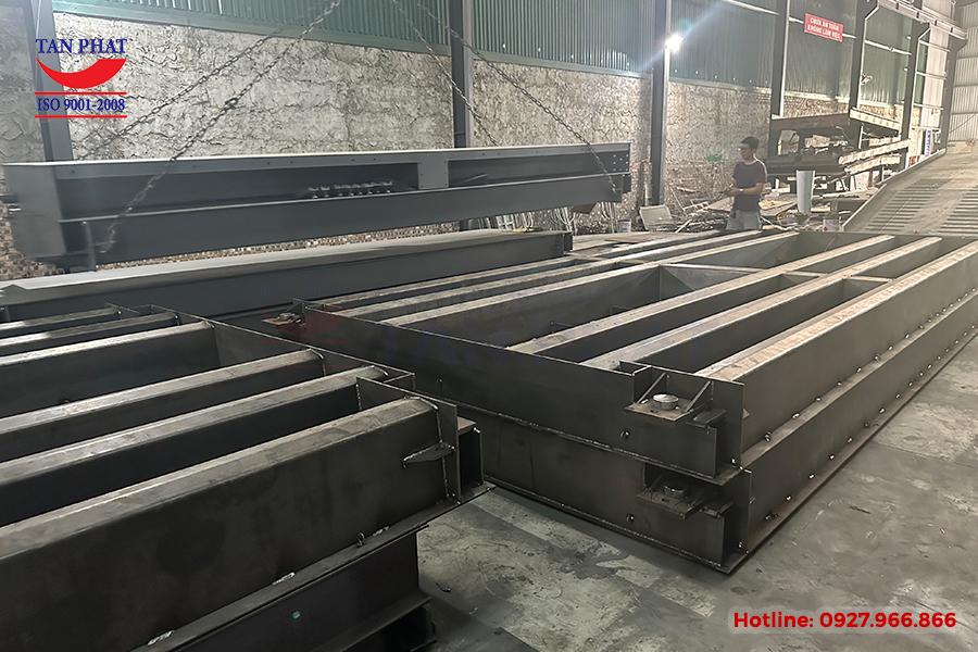 Hình ảnh bàn cân ô tô điện tử đang gia công tại nhà máy cơ khí Tân Phát.