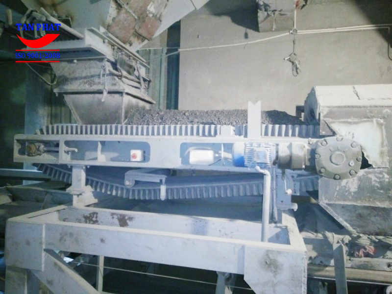 băng tải định lượng trong nhà máy xi măng