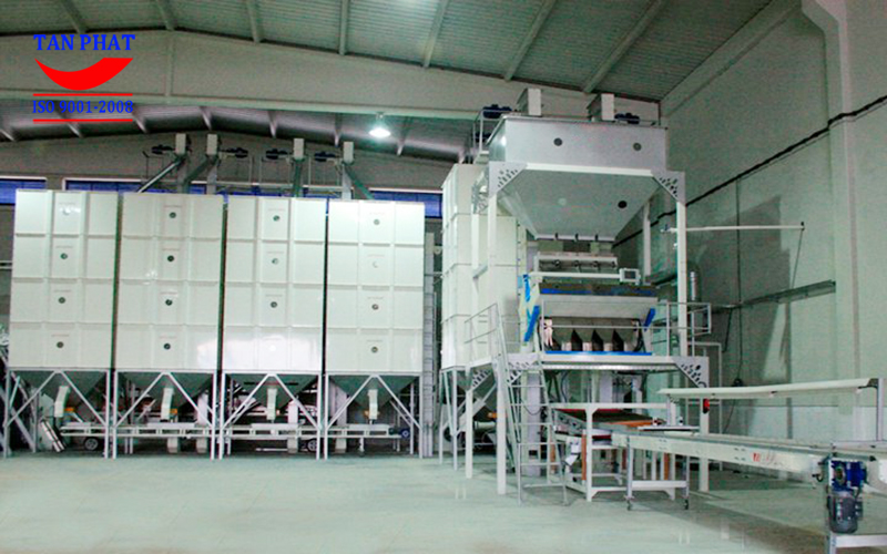 Cân đóng bao gạo trong nhà máy sản xuất