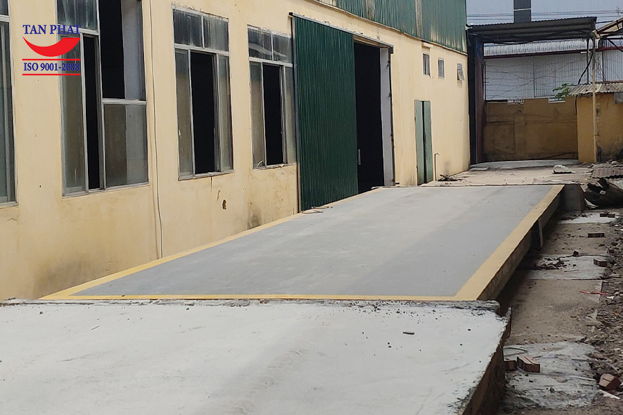 Hình ảnh trạm cân ô tô điện tử 60 tấn kích thước 12x3m lắp đặt tại huyện Kinh Môn tỉnh Hải Dương. Thiết kế 02 module thép U350, sử dụng thiết bị chuẩn tín hiệu kỹ thuật số nhập khẩu chính hãng Keli.