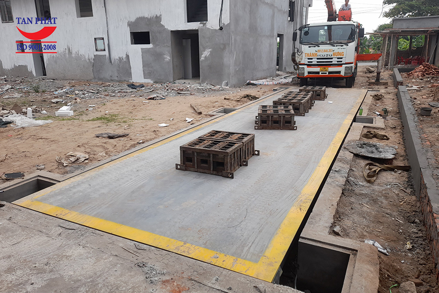 Trạm cân ô tô 60 tấn kích thước 12x3m lắp đặt kiểu chìm với hệ thống 02 module thép I300 bền vững, thiết bị kỹ thuật số chính hãng Mettler Toledo.