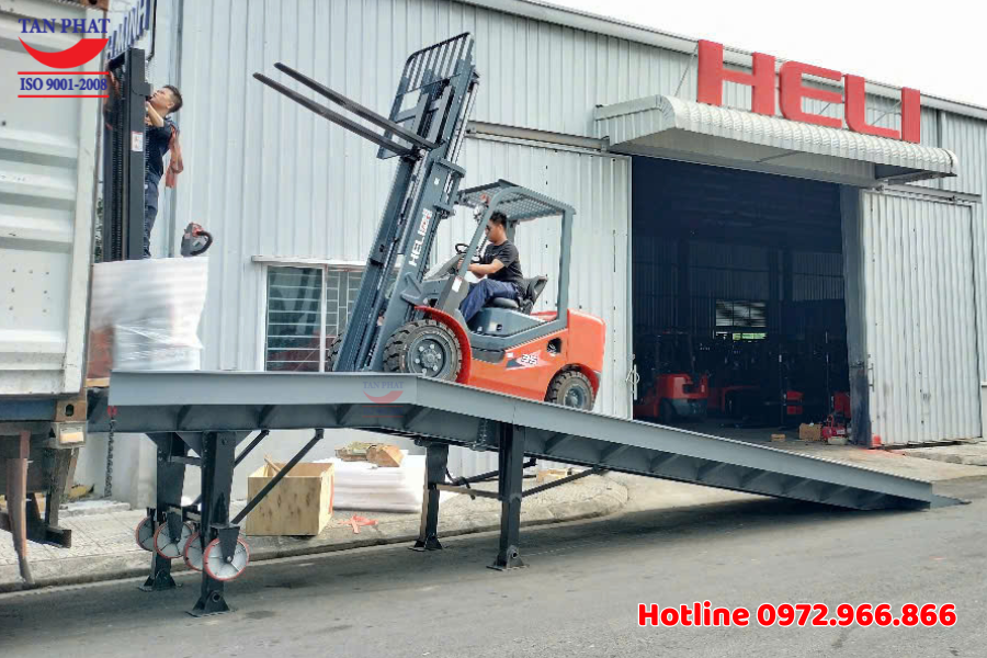Cầu dẫn xe nâng lên container
