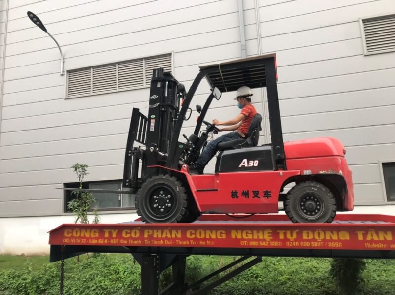 Nếu sử dụng xe nâng điện, quý khách hàng nên chọn loại cầu dẫn dài, độ dốc thấp