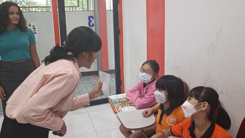 Thầy cô luôn có các bài học thú vị và hiệu quả để rèn kỹ năng tiếng anh cho bé