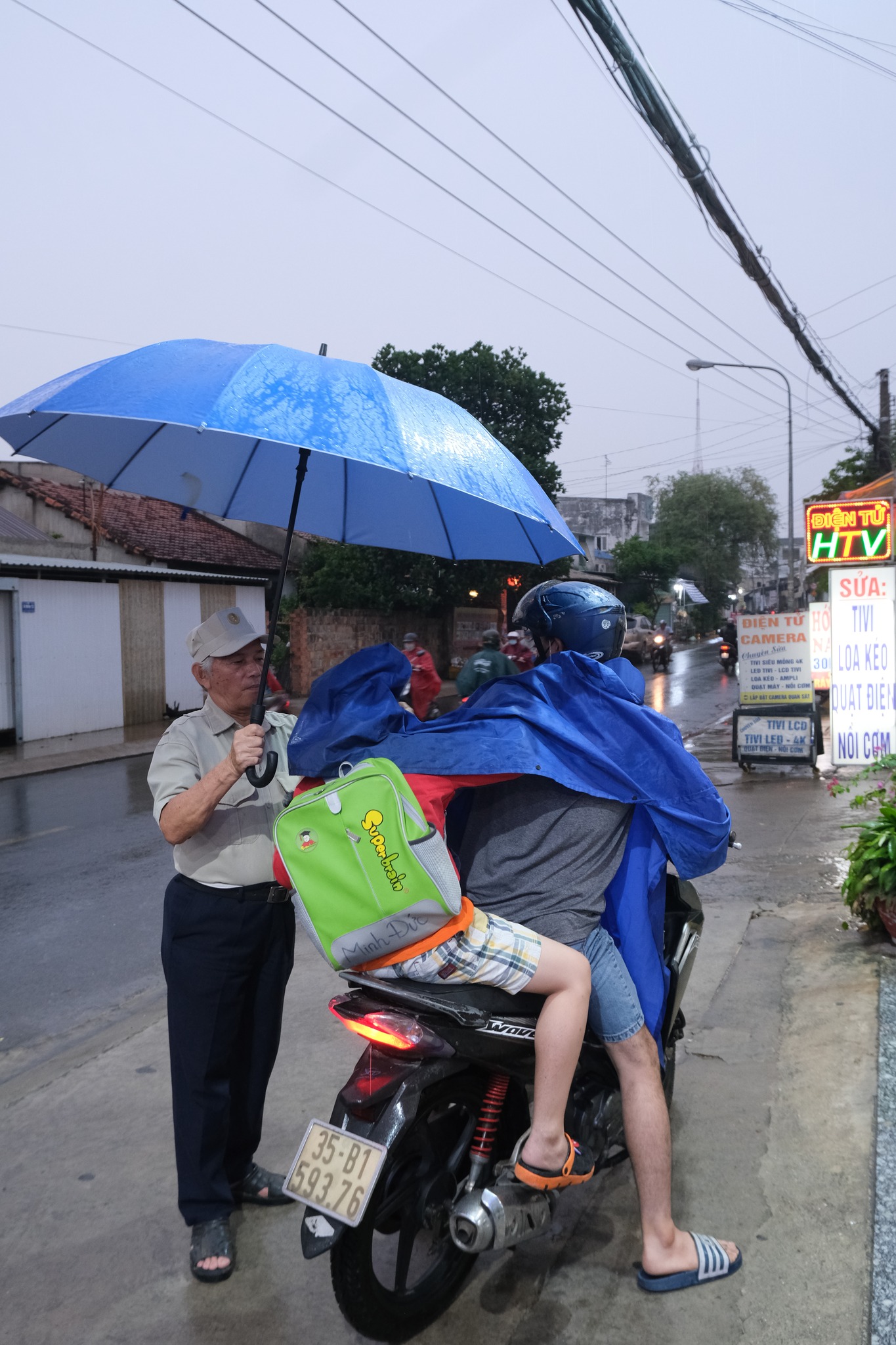 Các “ông bảo vệ” luôn nhiệt tình chào đón các bé