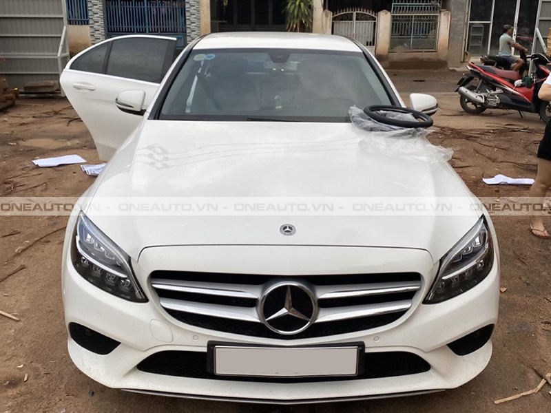 tham-lot-san-mercedes-c180-2020-xe