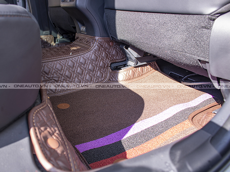 tham-lot-san-oto-toyota-camry-2020-ghe-sau-2