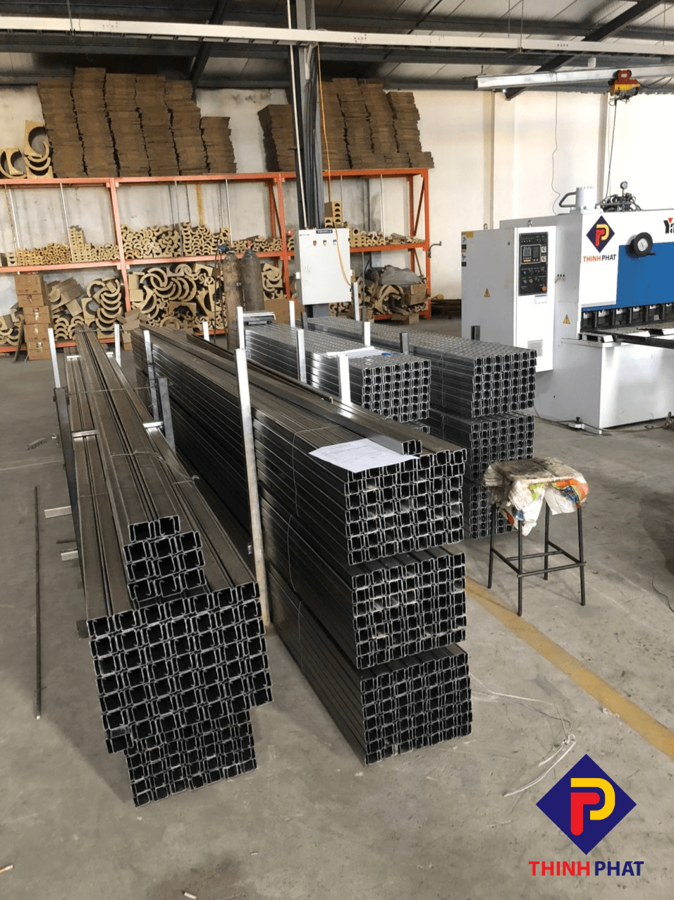 Thanh Unistrut chưa qua xử lý bề mặt tại nhà máy Thịnh Phát