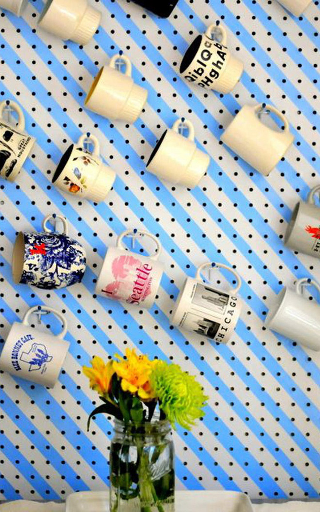 thiet-ke-ke-treo-tuong-de-cafe-cuc-cool