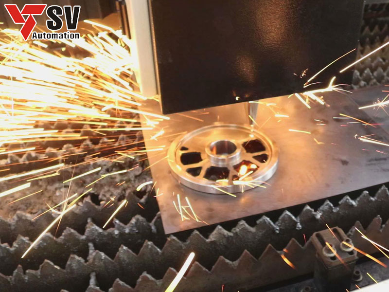 mau-ban-ghe-an-bang-kim-loai-duoc-cat-laser-dep-nhat