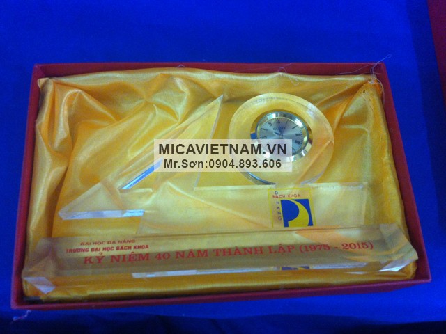 Micomax, đơn vị gia công kệ mica mỹ phẩm đẹp cho showroom