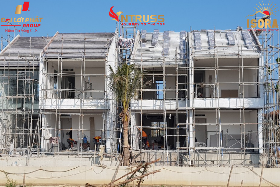 Thi công khung kèo thép VNTRUSS và ngói lợp nhà ISORA trong Dự án nghỉ dưỡng Đồng Nà