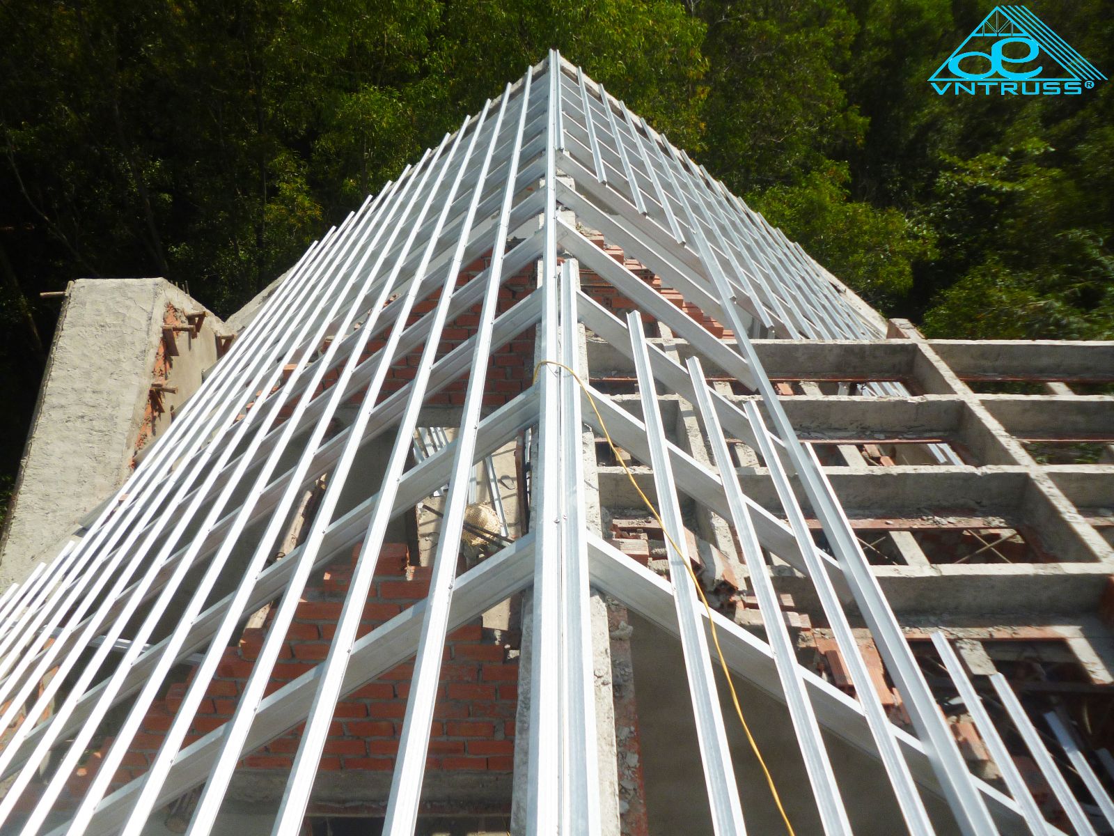 khung kèo thép mạ siêu nhẹ vntruss sản phẩm tốt nhất cho mái nhà lợp ngói