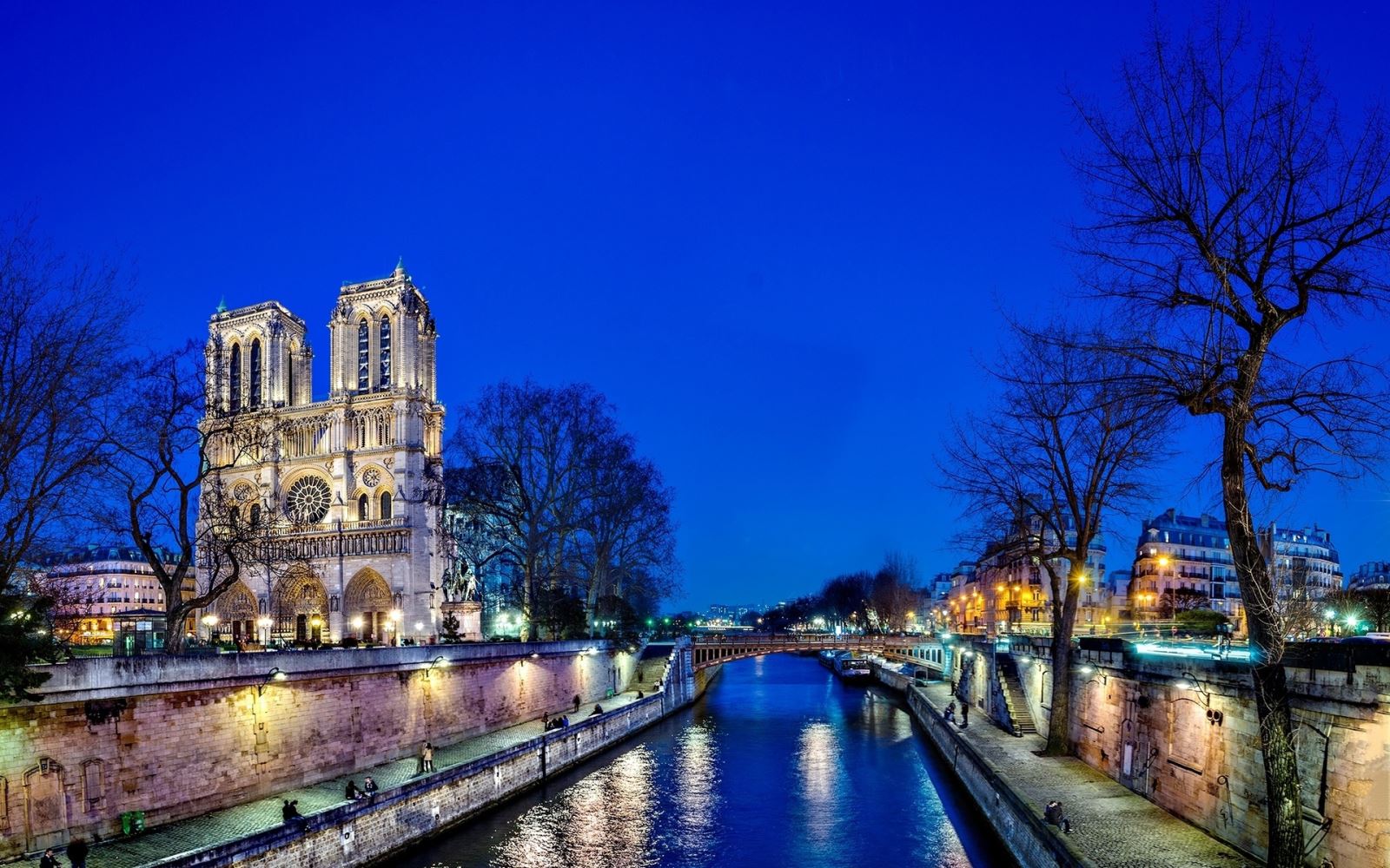 Nhà thờ Notre Dame Cathedral về đêm