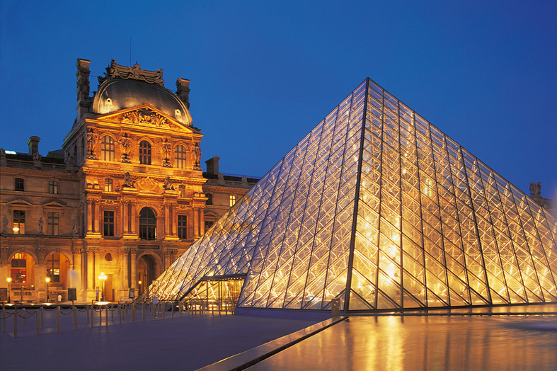 Bảo tàng Louvre về đêm