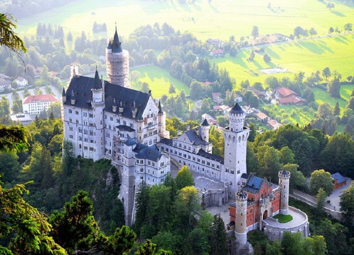 Neuschwanstein – địa danh nổi tiếng hàng đầu của Châu Âu