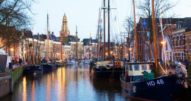 Du thuyền dọc bờ kênh Amsterdam