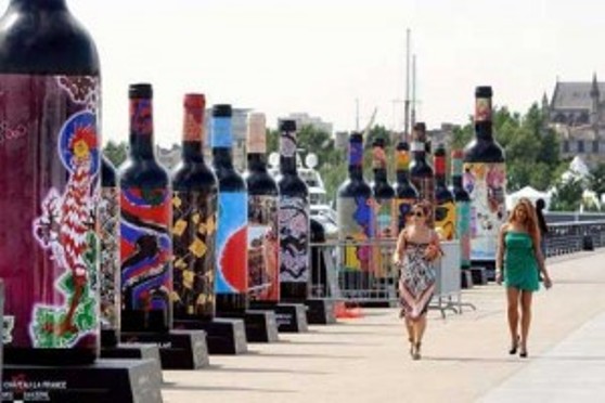 Nhiều du khách đến tham gia lễ hội