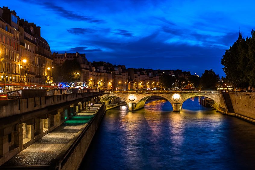 Ánh sáng chan hòa về đêm trên sông Seine