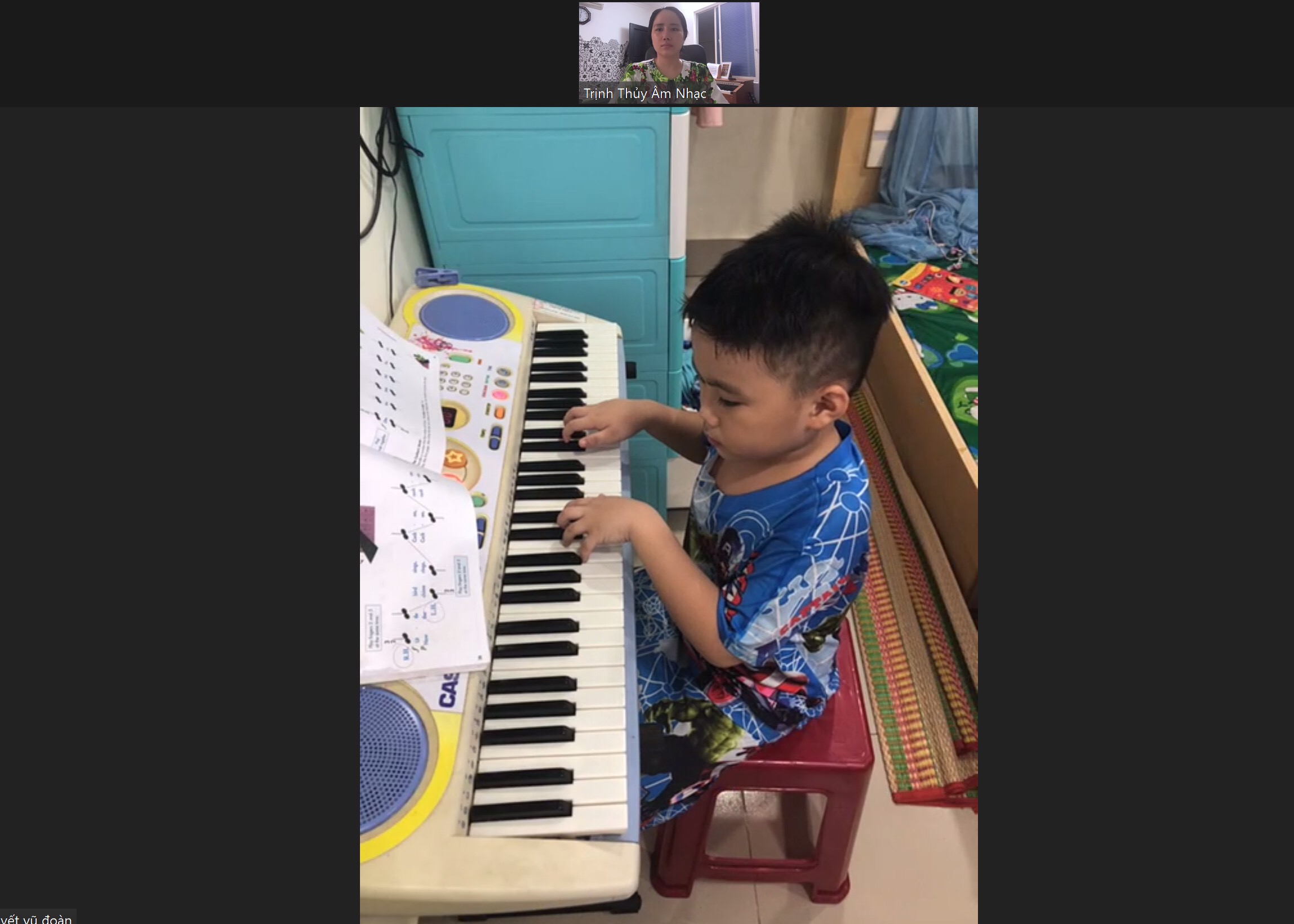 học viên 3 tuổi học online- học piano trên đàn organ