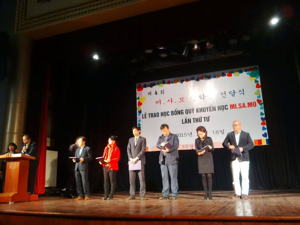 Luật sư Nguyễn Trinh Đức cùng cộng đồng doanh nghiệp Hàn Quốc trao quỹ học bổng cho học sinh nghèo