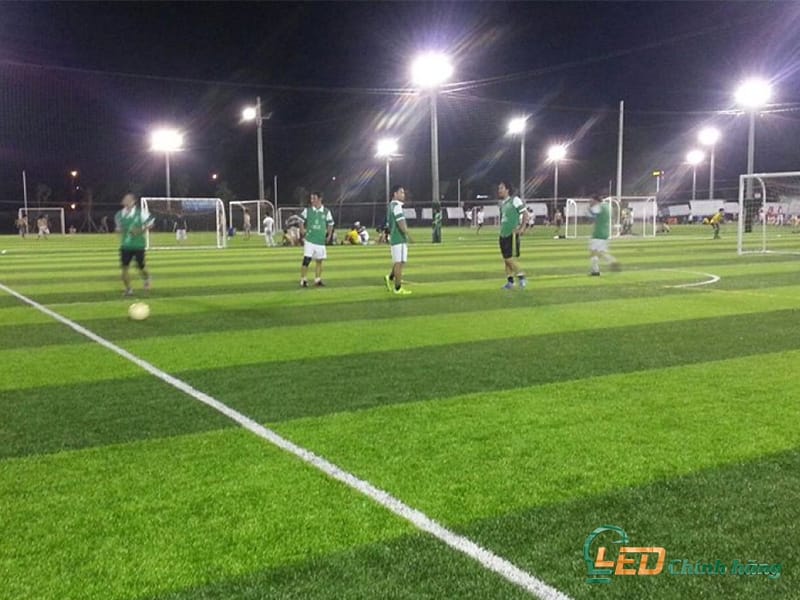 Đèn pha led chiếu sáng sân bóng đá 7 người cỏ nhân tạo