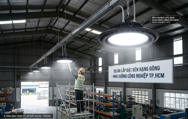 Lắp đặt Đèn LED Highbay UFO 120W Rạng Đông tại nhà xưởng