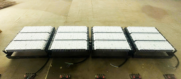 Cận cảnh cấu trúc module nhôm đản nhiệt dày dặn của đèn Zeus 150W tại kho LED Chính Hãng