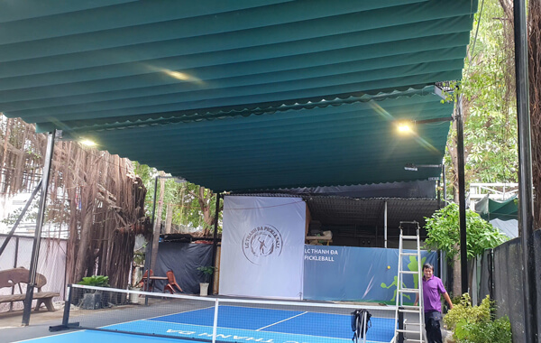 Thực tế thi công tại sân LC Thanh Đa: Ánh sáng tản đều, không gây chói cho người chơi khi mái che được kéo ra
