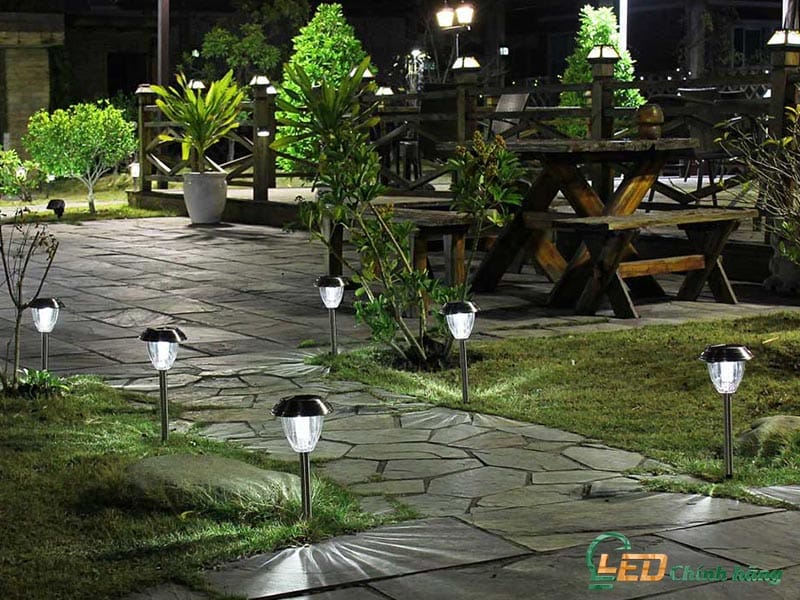 đèn năng lượng mặt trời sân vườn