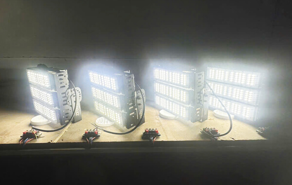 Quy trình test ánh sáng nghiêm ngặt: Đèn Zeus 150W cho ánh sáng trắng trong, không nhấp nháy, góc chiếu rộng