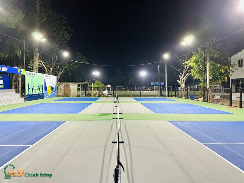 Tiêu Chuẩn Chiếu Sáng Sân Thể Thao Ngoài Trời – Đèn Pha LED Nào Phù Hợp