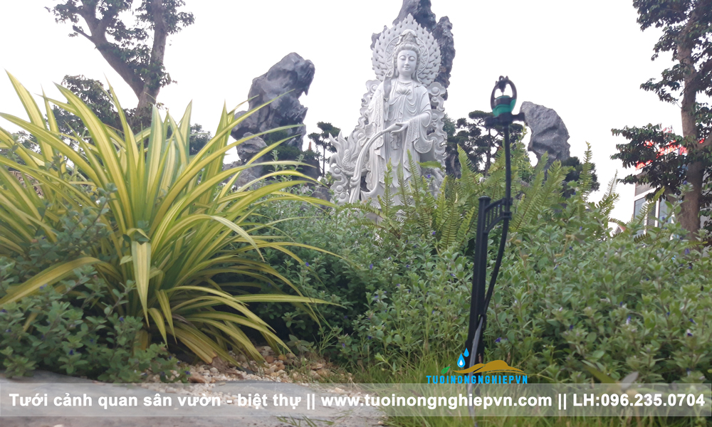 Hình ảnh tưới cảnh quan sân vườn tại chùa Bắc Ninh