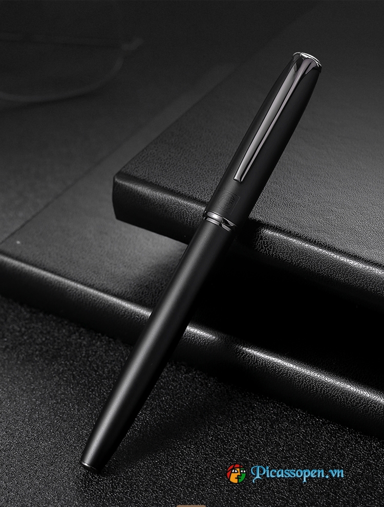 Bút cao cấp Picasso 916 thân bút màu đen nhám viền đen bóng