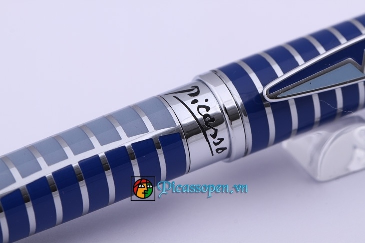 Logo chữ Picasso được khắc chìm đổ màu đen ở giữa bút
