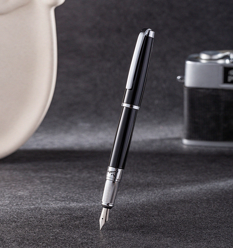 Bút máy Picasso 918 thân màu đen cài màu bạc