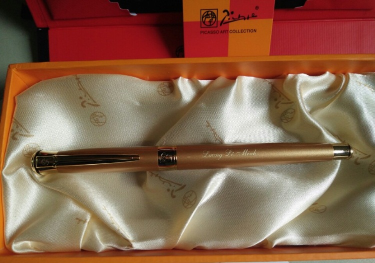 Khắc laser bút làm quà tặng