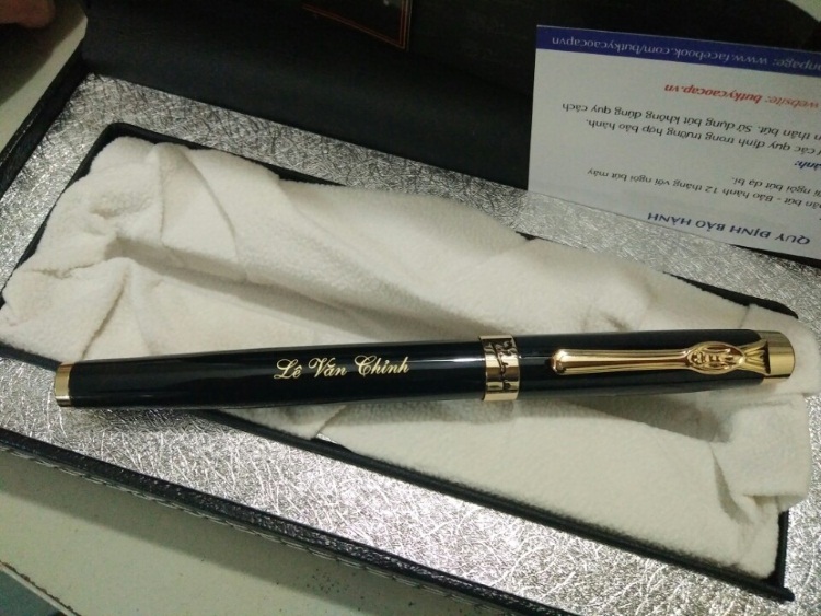 Khắc laser bút làm quà tặng
