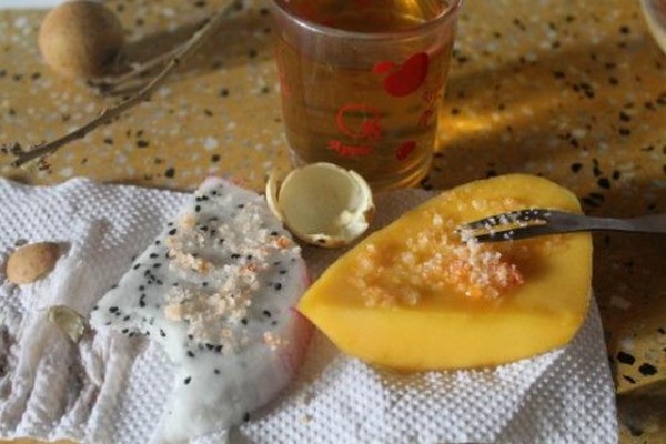 Du lịch miền tây thưởng thức Trái cây ăn kèm với muối ớt