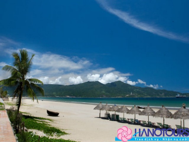 bãi biển mỹ khê với làn sóng xanh