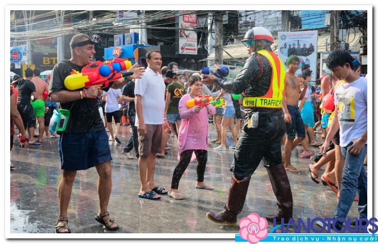 Ban-nuoc-trong-le-hoi-Songkran-Festival-2016-o-Thai-Lan